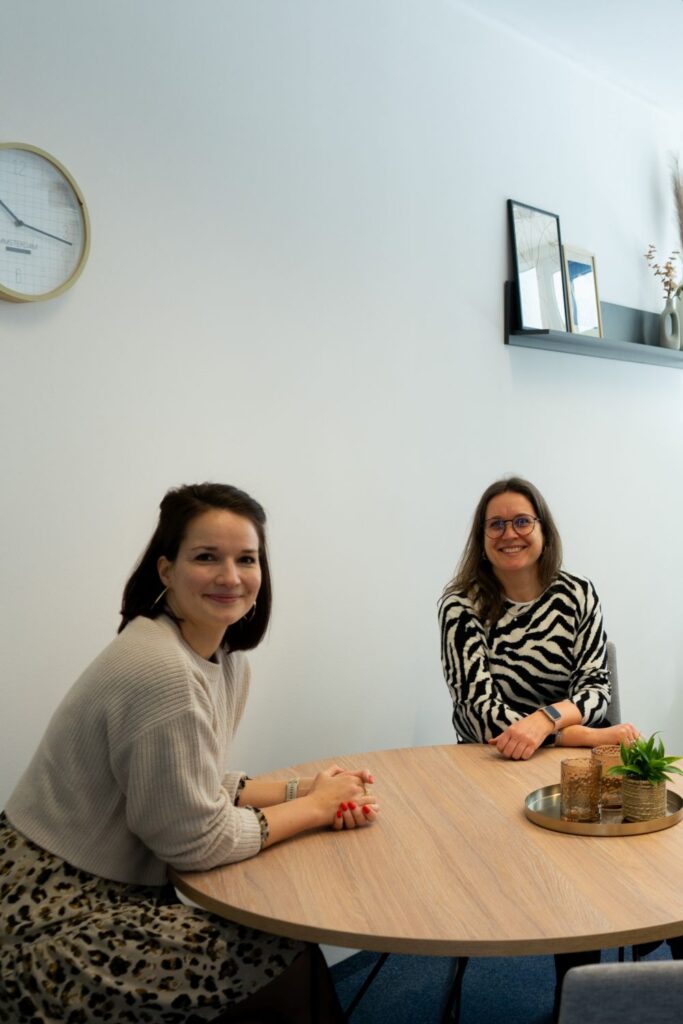 2 Frauen an einem Tisch 